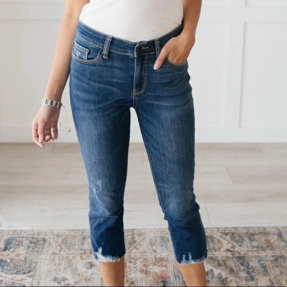 Judy Blue Frayed Hem Distressed Cropped Medium Wash Capris Whisker Jeans Denim - Picture 2 of 10